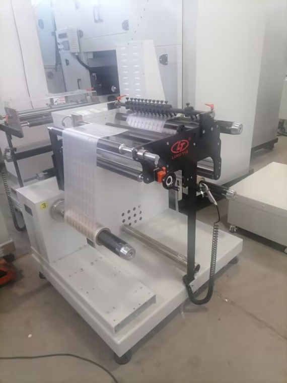 Rollenschneidemaschine mit 2 Aufwickelwellen 