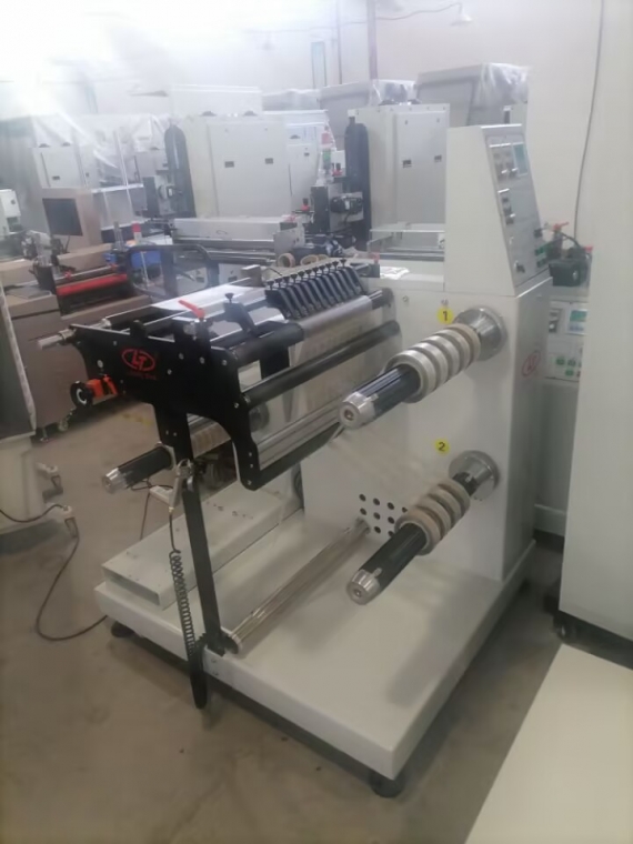 Rollenschneidemaschine mit 2 Aufwickelwellen 