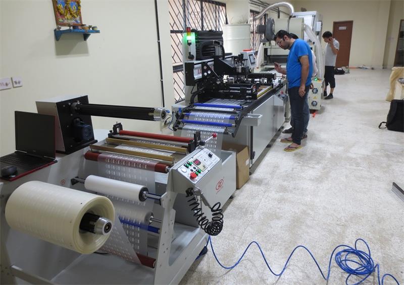 Die Installation der R2R Screen Printing Machine