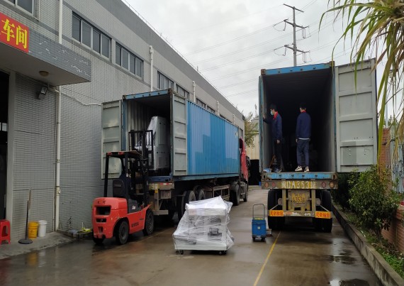 Beladung mit zwei Containern vor dem chinesischen Neujahrsfest